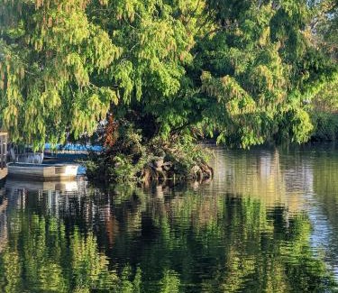 Richmond-upon-Thames Boat Rental | Tulana Taggs - floating home on idyllic island