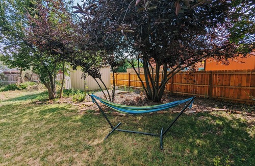 Longmont House | Tulip House: Cozy adventurer's retreat w/climbing shed