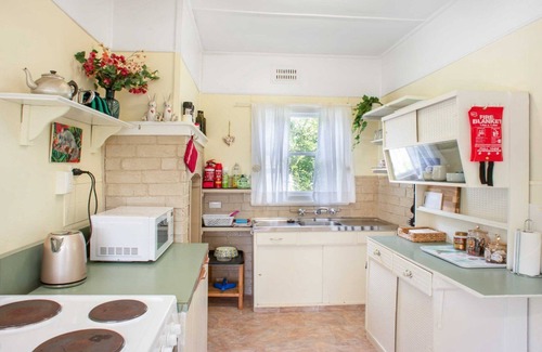 Wentworth Falls House | Tullys Hut - Walk to Hikes & Waterfalls