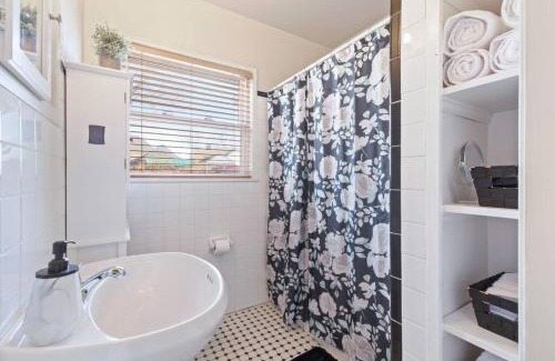 Tulsa House | Tulsa Vintage Chic Cottage - King Bed Expo, TU, Dtwn
