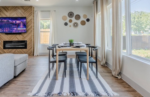 Cedar Crest House | Tulum in Dallas| 4BR Spacious Home| Parking+WI-FI