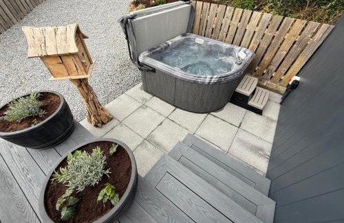 West Laroch Apartment | Tumpseys Hideaway with Hot Tub, Glencoe Ballachulish Highlands Near Fort William