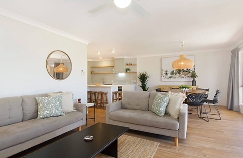 Tweed Heads Apartment | Tumut Unit 2- Easy Walk to Rainbow Bay Beach and Twin Towns Services club, Wi-Fi is included
