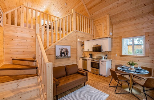 Revelstoke Cabin | Tundra Lodge - Alpha Mountain Lodging + Sauna