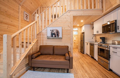 Revelstoke Cabin | Tundra Lodge - Alpha Mountain Lodging + Sauna