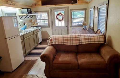Elkins Cabin | Tunnel Mountain Getaways- Cozy Retreat with Scenic Views!