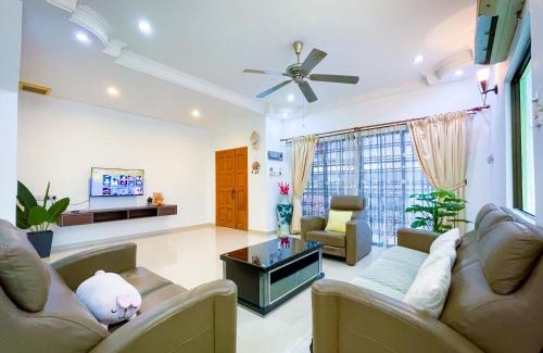 Kampung Aman House | Tupai Mas Semi-D by LOUIS