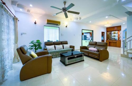 Kampung Aman House | Tupai Mas Semi-D by LOUIS