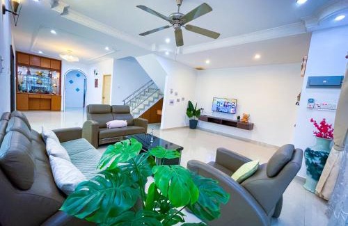 Kampung Aman House | Tupai Mas Semi-D by LOUIS