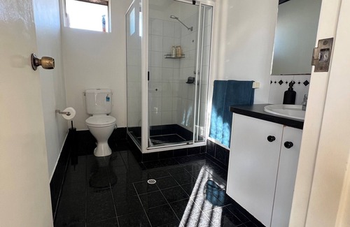 South Kalgoorlie House | Tupper Retreat - Modern 3 Bedroom 2 bathroom home with ALL amenities!