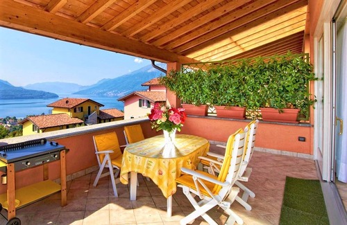 Vercana Apartment | Turchese Garden Holiday Apartment with Lake View