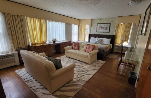 Raleigh House | Turn of the Century Secluded Estate with Sauna and Pool