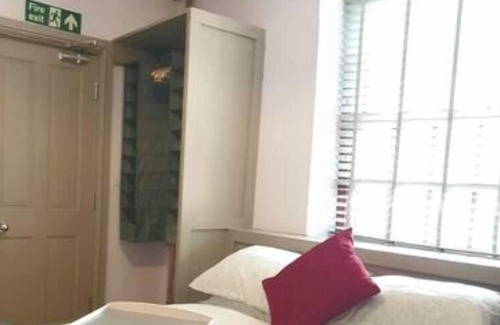 Burnley Cottage | Turner - En-suite Room in Canalside Guesthouse