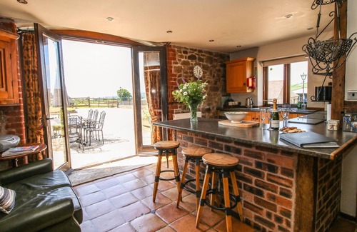 Wall-under-heywood Cottage | TURNIP HOUSE, pet friendly, luxury holiday cottage in Cardington