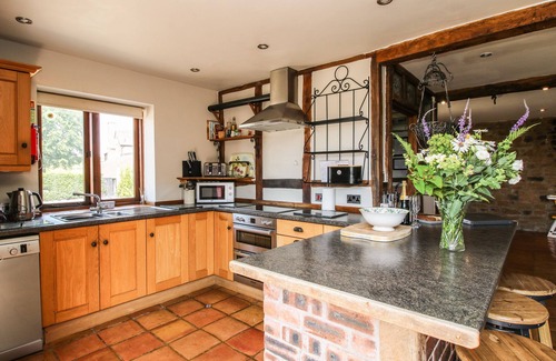Wall-under-heywood Cottage | TURNIP HOUSE, pet friendly, luxury holiday cottage in Cardington