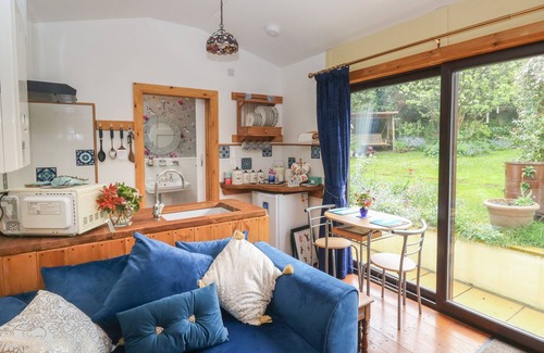 Galmpton Cottage | TURNPIKE LODGE, romantic, country holiday cottage in Brixham