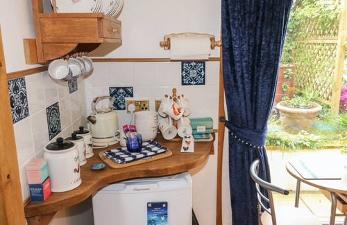 Galmpton Cottage | TURNPIKE LODGE, romantic, country holiday cottage in Brixham