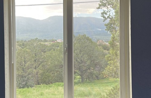 Sandia Knolls Cottage | Turquoise Trail mountain gem