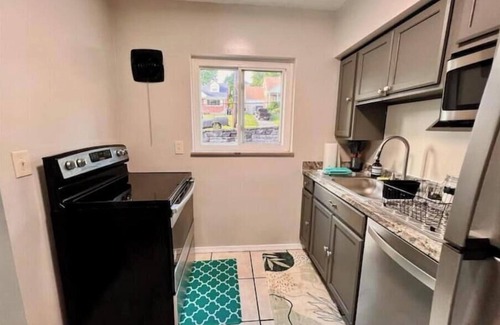 West Price Hill Apartment | Turquoise Tranquility 2 Bedroom Apartment 13 Minutes to Downtown