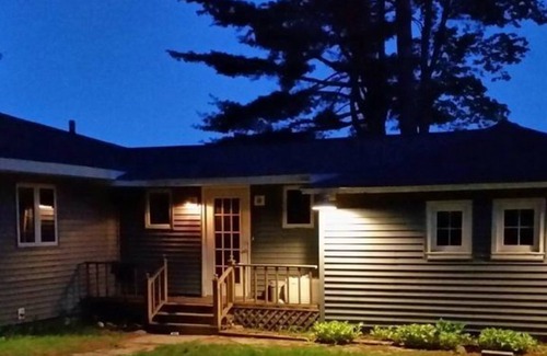 Wetmore Cottage | Turtle Cove on Town Lake: Your Private Summer Retreat – Kayaks, Fishing & More!