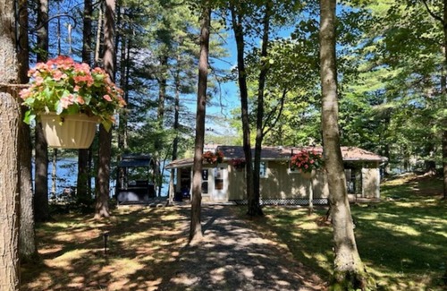 Gravenhurst Cottage | Turtle Lake House-Vacation in Muskoka, lakeside and next to a nature reserve