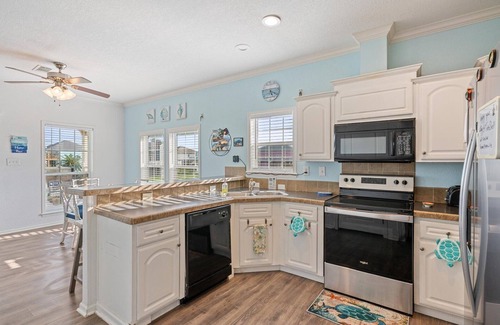 Crystal Beach House | TurtleShell - Hot Tub- Walk to Crystal Beach- Cargo Lift!