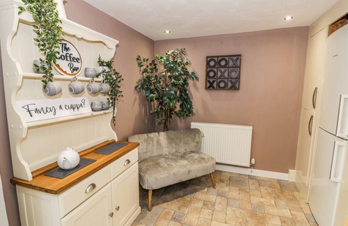 Rhiwbryfdir Cottage | TURTWIG COTTAGE, pet friendly, with open fire in Blaenau Ffestiniog
