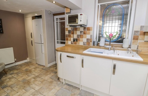 Rhiwbryfdir Cottage | TURTWIG COTTAGE, pet friendly, with open fire in Blaenau Ffestiniog