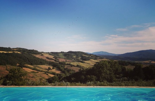 Radicondoli House | Tuscan country house with enchanting view and swimming pool