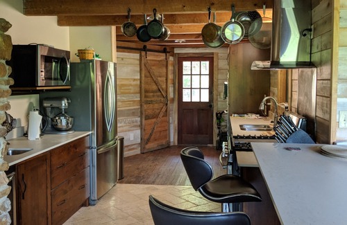Dawsonville Cabin | Tuscan Villa: Sauna ColdPlunge BrideSalon Fireplace Firepit DahlonegaWine