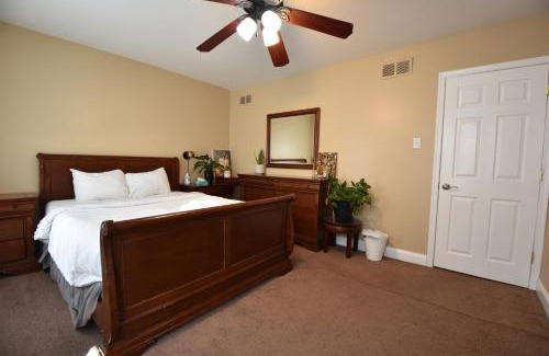 Eastwick Apartment | Tuscany 2900 - Classic Italian Style 3BR w Parking near Airport
