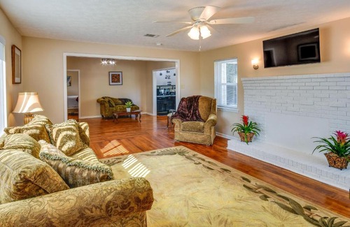Macon County House | Tuskegee Countryside Retreat on 7 Acres!