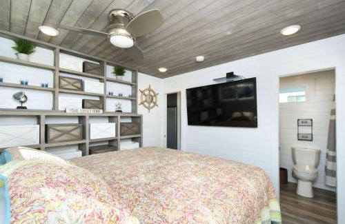 Nancy House | TV Blue Tiny Houseboat at Lake Cumberland Marina