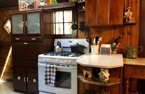Twain Harte Cabin | Twain Harte CA Cute Cozy Cabin Sleeps 4, 1 Bedroom, Hot Tub.