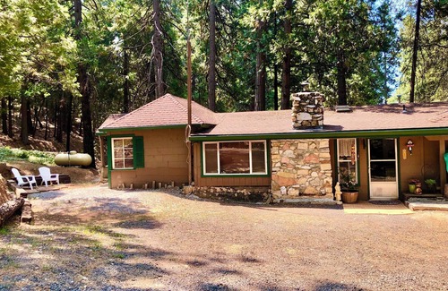 Twain Harte Cabin | Twain Harte CA Cute Cozy Cabin Sleeps 4, 1 Bedroom, Hot Tub.