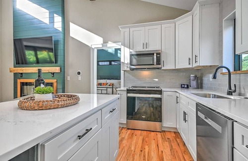 Johnson City Ski Chalet | Tway Bird Chalet on The Watauga River