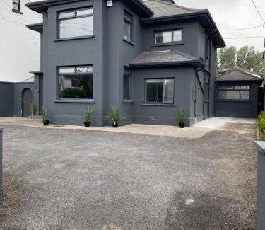 Claddagh House | Twelve - Boutique Guest House -Galway City Centre -6 Bed En-Suite - Free Parking