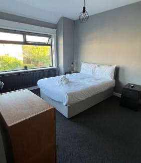 Claddagh House | Twelve - Boutique Guest House -Galway City Centre -6 Bed En-Suite - Free Parking