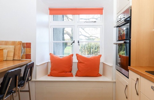 Teigngrace House | TWELVE OAKS FARMHOUSE, pet friendly, with pool in Newton Abbot