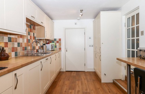 Teigngrace House | TWELVE OAKS FARMHOUSE, pet friendly, with pool in Newton Abbot