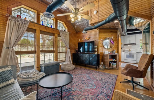 Fredericksburg House | Twilight Ranch- 6 acre ranch w/2tiny homes & cabin