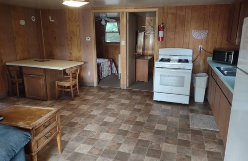 Tomahawk Cabin | Twin Bay Resort Lakeside Cabin 1