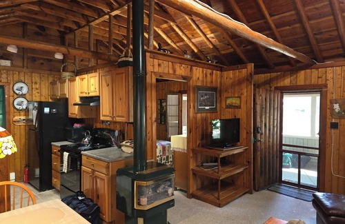 Honor Cabin | Twin Birch Resort - The Brown Bear Cabin: Lake Access with Rowboat and Kayak!
