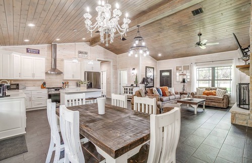 Glen Rose House | Twin Cedar Creek Ranch Hot Tub, Outdoor Kitchen & Nature Retreat