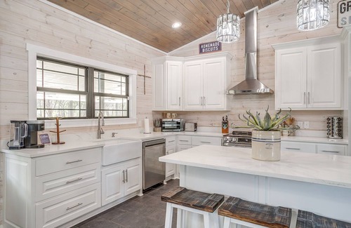 Glen Rose House | Twin Cedar Creek Ranch Hot Tub, Outdoor Kitchen & Nature Retreat