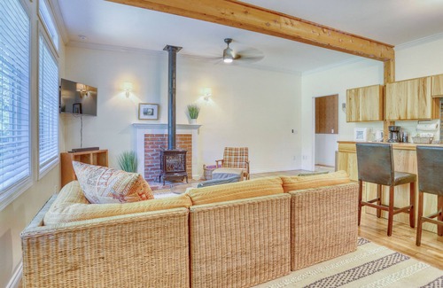 Zigzag House | Twin Cedars Getaway, Fenced Yard with Lawn, Deck, BBQ, Dog Friendly