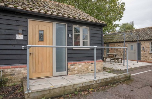 Cambridge Apartment | TWIN Deluxe Disabled Access and Wet Room with Courtyard View - Newton