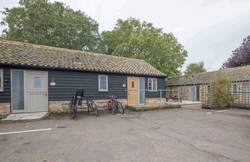 Cambridge Apartment | TWIN Deluxe Disabled Access and Wet Room with Courtyard View - Newton