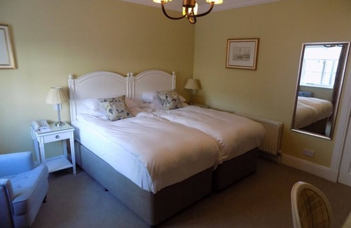 Termonfeckin Hotel | Twin Ensuite with Bath at Flynns of Termonfeckin