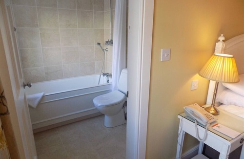 Termonfeckin Hotel | Twin Ensuite with Bath at Flynns of Termonfeckin